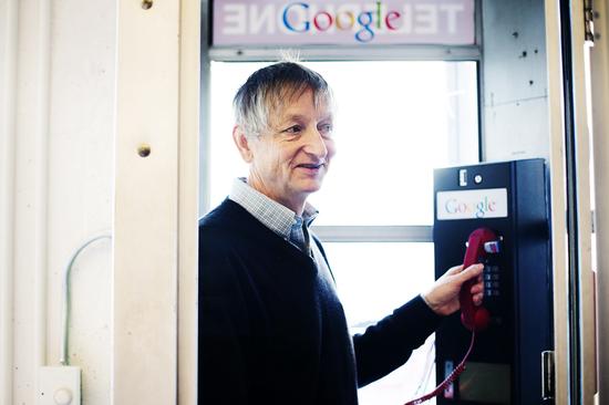 2014年加入谷歌的人工智能專家杰弗里·辛頓。上世紀(jì)80年代，他和哈佛大學(xué)神經(jīng)生物學(xué)博士特里·謝伊諾斯基一同證明了明斯基的預(yù)言是錯誤的。