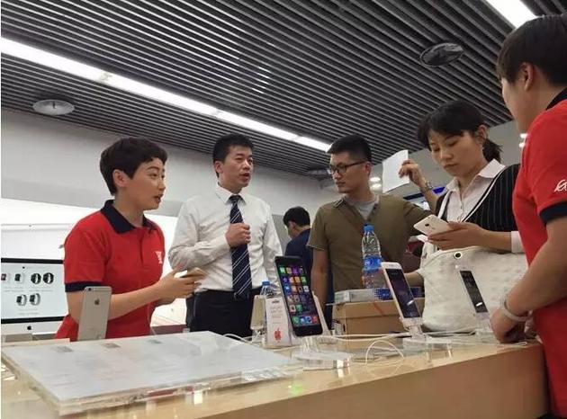 杜鵑身著一身導(dǎo)購(gòu)員的紅色統(tǒng)一服裝，意外現(xiàn)身北京國(guó)美馬甸店，化身導(dǎo)購(gòu)員的身份在門店服務(wù)。