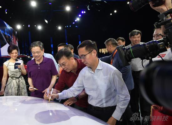 阿里巴巴集團(tuán)CEO張勇在首發(fā)的新車上簽名